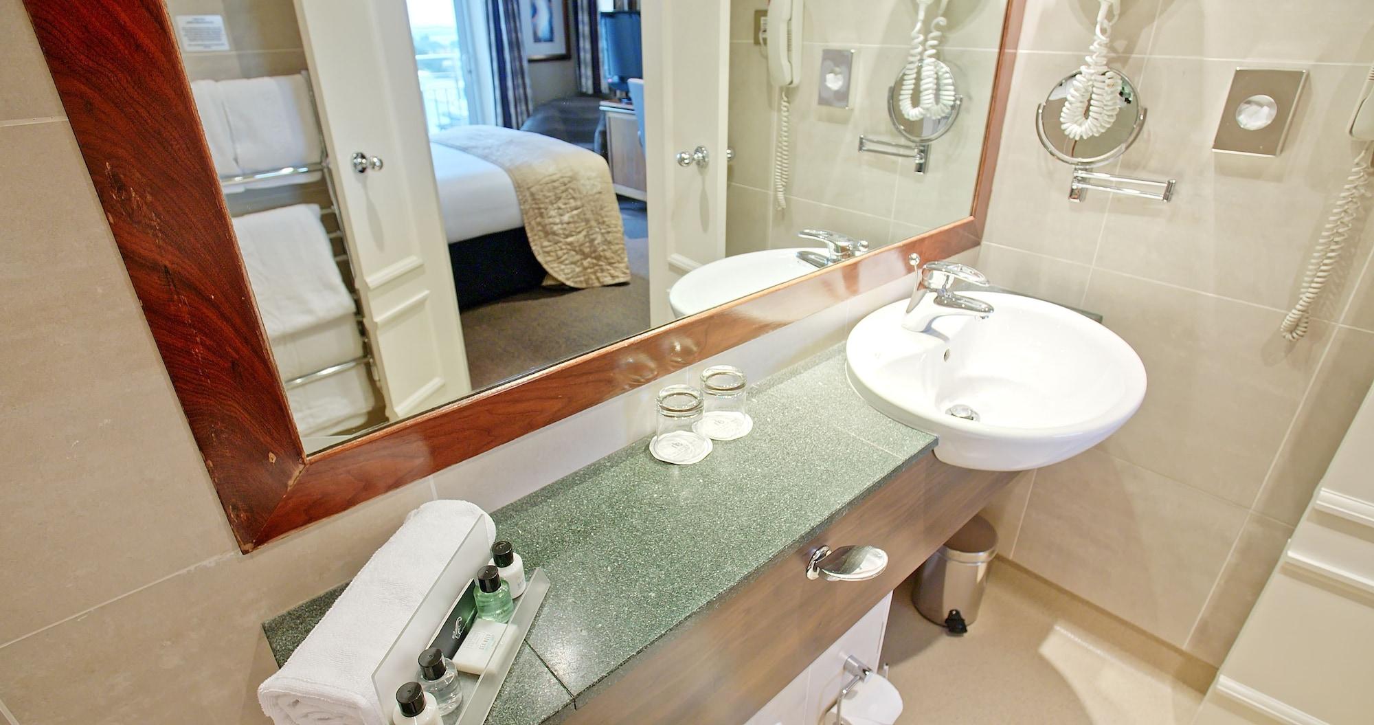 Hotel Harbour Heights 4*